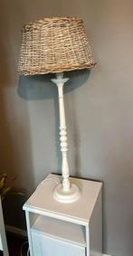 Brocante witte houten lamp met rieten kap, Ophalen, Gebruikt, Landelijk brocante, 75 cm of meer