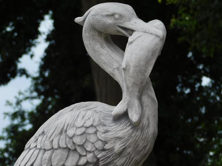 Beeld Reiger met Vis - 90 cm - Steen, Tuin en Terras, Tuinbeelden, Dierenbeeld, Steen, Ophalen of Verzenden