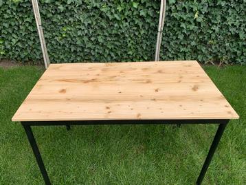 Tafel/bureau (moet snel weg) beschikbaar voor biedingen