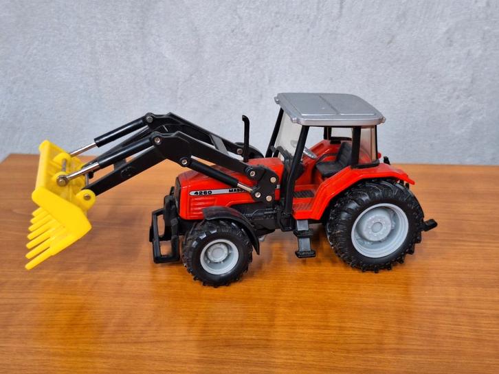Massey Ferguson 4260 met Voorlader, Hobby en Vrije tijd, Modelauto's | 1:32, Zo goed als nieuw, Tractor of Landbouw, SIKU, Ophalen of Verzenden