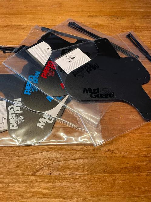 Nieuwe spatbordjes/mudguards zwart/rood/wit/blauw, Fietsen en Brommers, Fietsonderdelen, Nieuw, Mountainbike, Spatbord, Ophalen of Verzenden