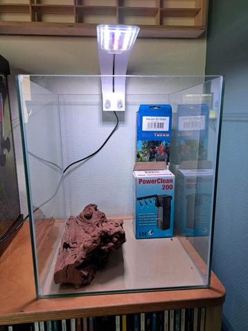 Aquarium 25 liter met LED-verlichting en toebehoren beschikbaar voor biedingen