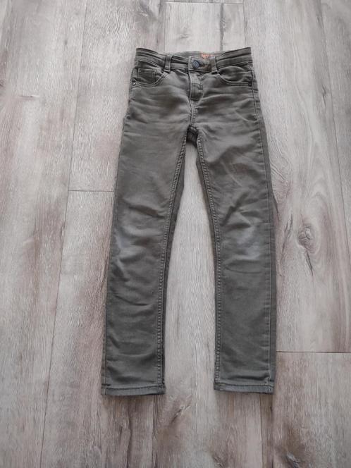 Prachtige groene broek van Hema, 128. My skinny fit groen., Kinderen en Baby's, Kinderkleding | Maat 128, Zo goed als nieuw, Jongen