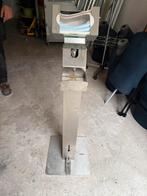 Desinfectiezuil met maskerdispenser, Ophalen