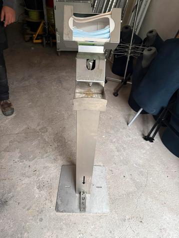 Desinfectiezuil met maskerdispenser beschikbaar voor biedingen