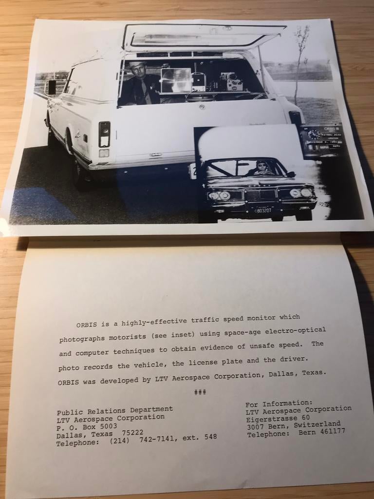 Persfoto Speed Camera Orbis USA Politie Dodge LTV Aerospace, Verzamelen, Foto's en Prenten, Zo goed als nieuw, Overige onderwerpen