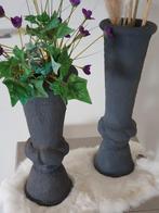 2 smalle hoge vazen grijs steen 10 €, Minder dan 50 cm, Steen, Zo goed als nieuw, Ophalen