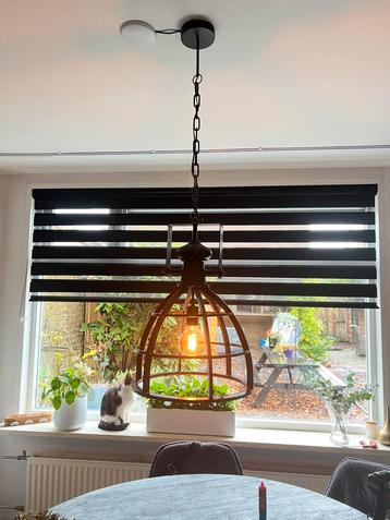 Mooie zwarte hanglamp beschikbaar voor biedingen