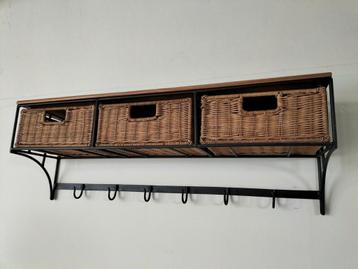 Kapstok met 3 rieten mandjes beschikbaar voor biedingen