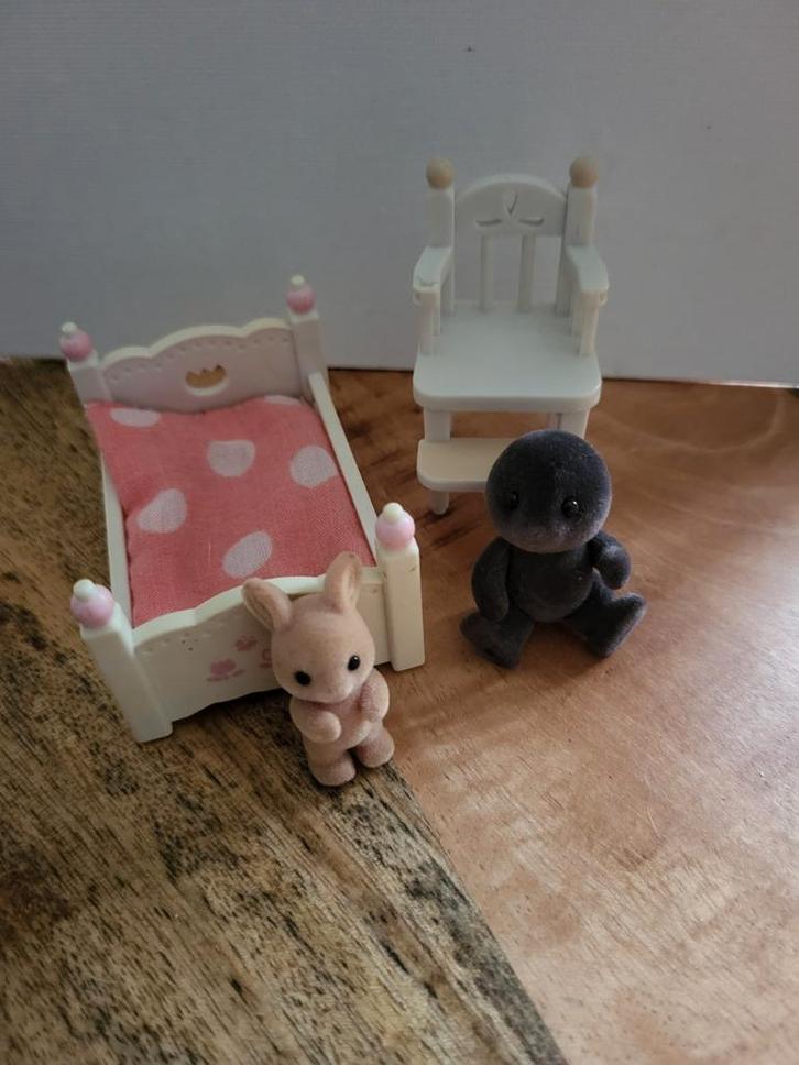 Sylvanian families bedje en kinderstoel 7.50, Kinderen en Baby's, Speelgoed | Poppenhuizen, Ophalen of Verzenden