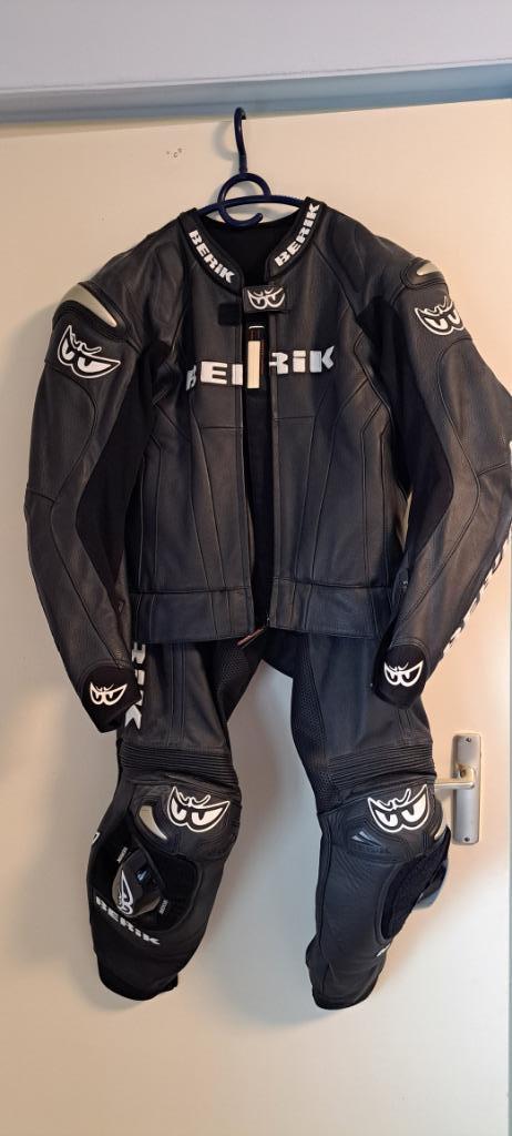 2 Delig Berik Motorpak leer maat 56, Motoren, Kleding | Motorkleding, Combipak, Heren, Tweedehands, Ophalen
