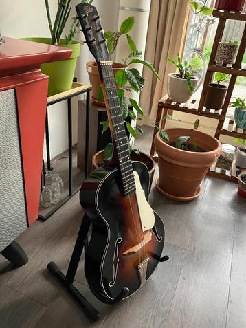 Famos Akoestische Gitaar – Lees tekst beschikbaar voor biedingen