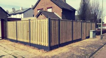 Actie schutting met rotsmotief betonplaten beschikbaar voor biedingen