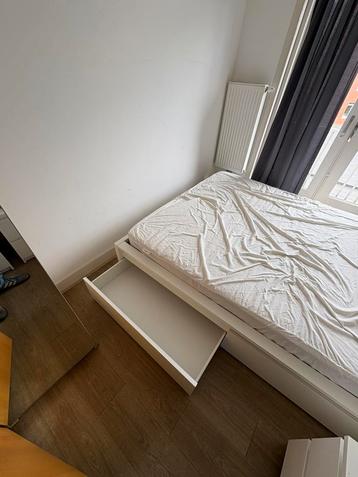 GRATIS Ikea bed met rollades en nachtkastjes