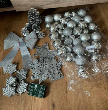 Zilveren kerstboom versieringen beschikbaar voor biedingen