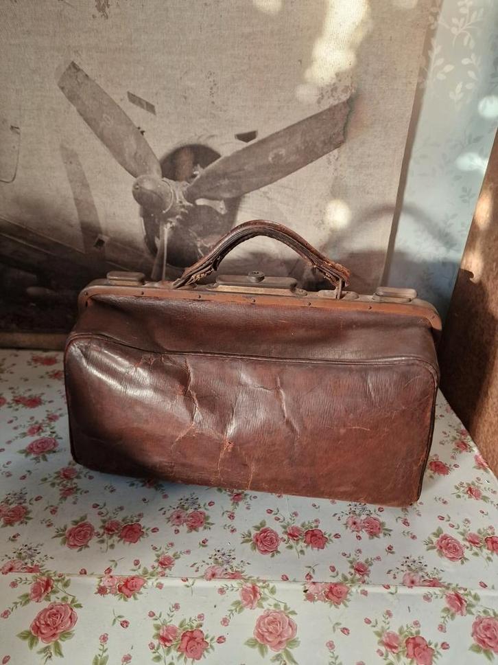 Antiek bruin leren dokterstas, Antiek en Kunst, Antiek | Woonaccessoires, Ophalen of Verzenden