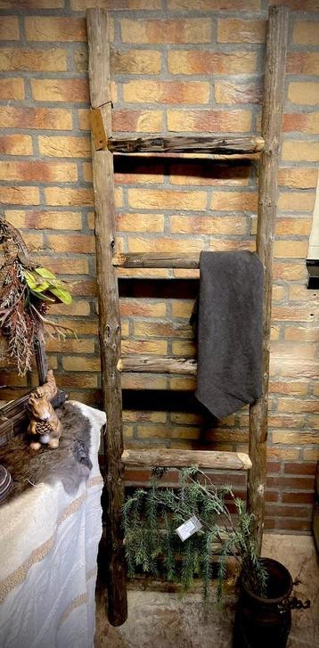 Houten ladder met 5 treden beschikbaar voor biedingen