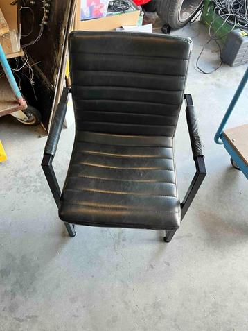 Gratis 5 zwarte (nep) leren tafelstoelen beschikbaar voor biedingen