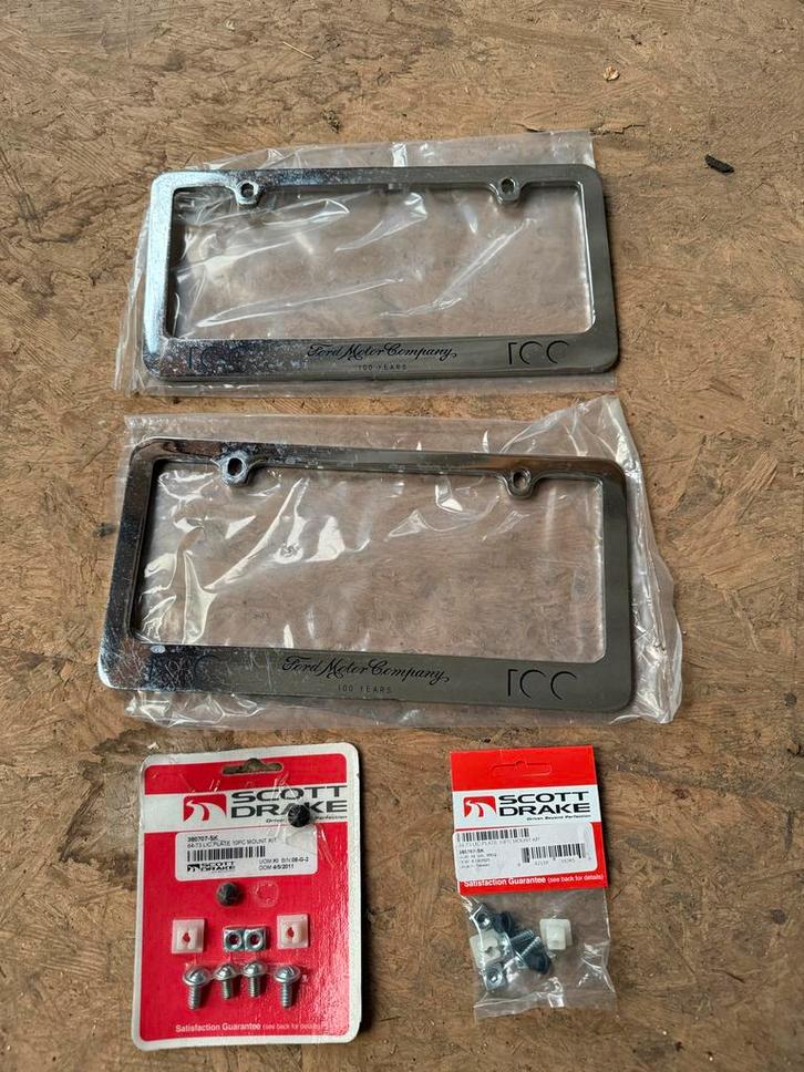 2x Ford Mustang Kentekenplaathouder - 100 Jaar Ford, Auto diversen, Kentekenplaathouders, Gebruikt, Ophalen of Verzenden