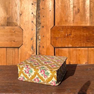 Doos stoffen bekleding karton sieraden naaidoosje bloem beschikbaar voor biedingen