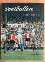 “Voetballen toen en nu” vintage sportboek jubileum KNVB, Ophalen of Verzenden, Gelezen, Balsport