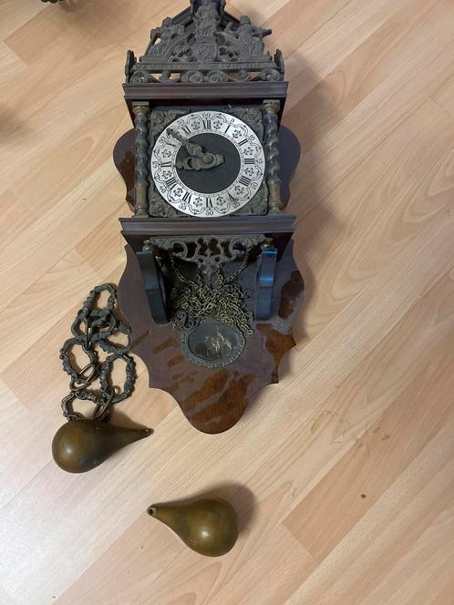 Antieke Wandklok met Houtsnijwerk, Antiek en Kunst, Antiek | Klokken, Ophalen of Verzenden