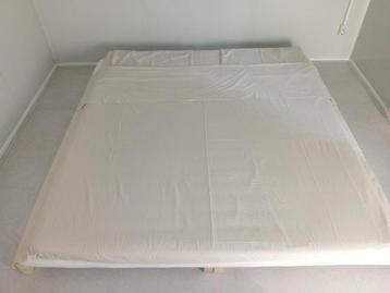 Nieuw. 200x200 compleet bed incl. matras en lakens.  beschikbaar voor biedingen