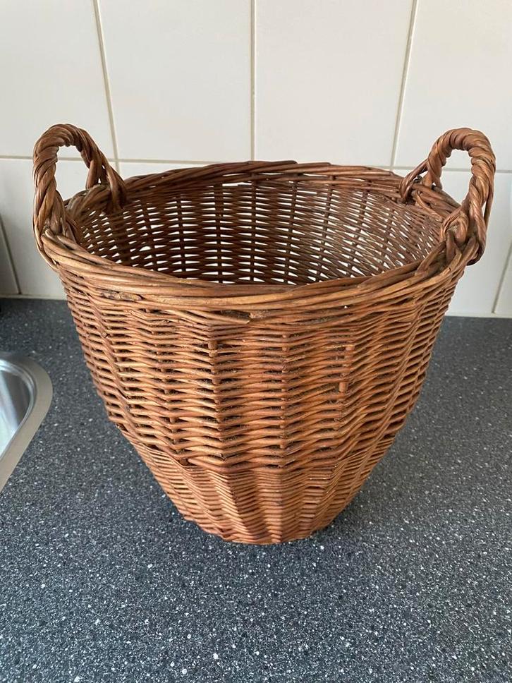 Mooie rieten mand voor stofdoeken etc 24x24 cm, Huis en Inrichting, Woonaccessoires | Schalen en Manden, Zo goed als nieuw, Mand