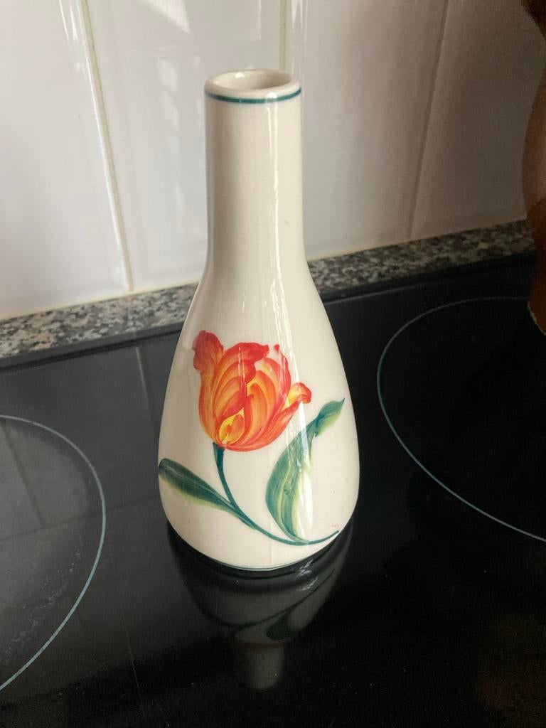 Schattig tulpenvaasje, Wit, Aardewerk of Porselein, Ophalen of Verzenden, Zo goed als nieuw