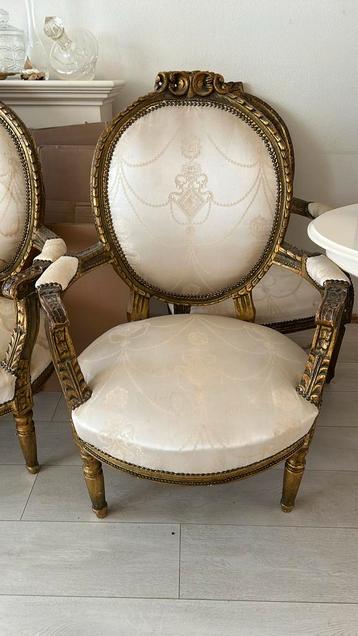 Drie klassieke fauteuils beschikbaar voor biedingen
