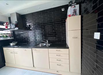 Stijlvolle keuken met marmer keukenblad beschikbaar voor biedingen