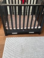 Zwarte stevige box met lade en boxkleed. Gratis, Ophalen, Gebruikt, Rechthoekig, In hoogte verstelbaar