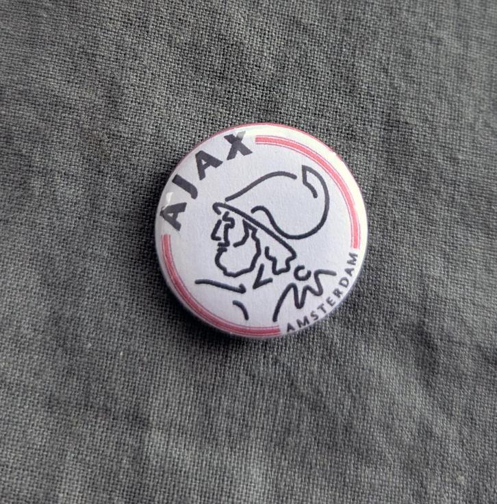 Ajax voetbal button – 25mm button / speld / pin, Verzamelen, Sportartikelen en Voetbal, Nieuw, Overige typen, Ajax, Verzenden