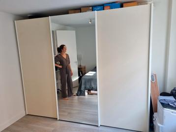 Grote wandkast met schuifdeuren en spiegel beschikbaar voor biedingen