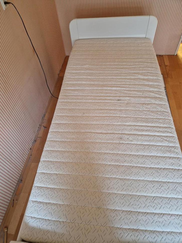 Eenpersoons houten bed met elektrische lattenbodem, Huis en Inrichting, Slaapkamer | Bedden, Zo goed als nieuw, Eenpersoons, 90 cm