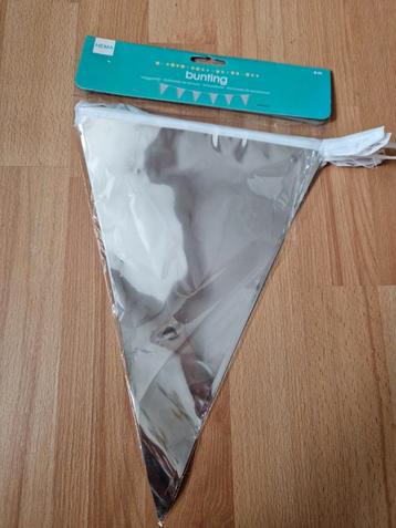 Zilverkleurige vlaggenlijn  beschikbaar voor biedingen