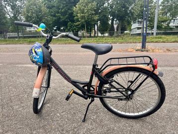 Kinderfietsje met helm beschikbaar voor biedingen