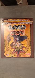 Yugiho chaps met map in zeer goede staat, Hobby en Vrije tijd, Ophalen of Verzenden