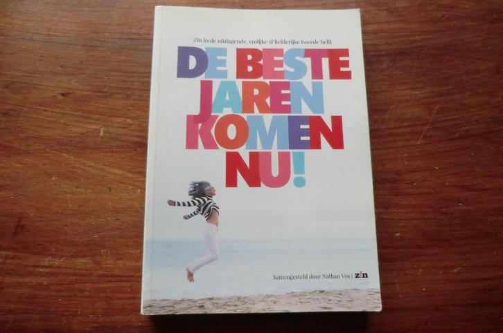 boek - De beste jaren komen nu! - Nathan Vos, Boeken, Filosofie, Gelezen, Ophalen of Verzenden