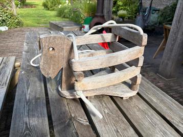 Houten schommel paard beschikbaar voor biedingen