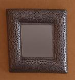 Kleine spiegel in gedecoreerde metalen lijst. 28 x 28 cm., Huis en Inrichting, Woonaccessoires | Spiegels, Minder dan 50 cm, Ophalen of Verzenden