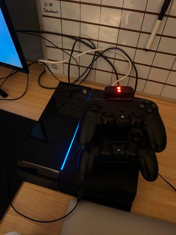 Playstation 4 + 2 Controllers beschikbaar voor biedingen