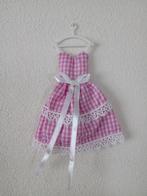 Nieuw Decoratie BARBIE Jurkje in Roze/Witte ruit, Verzamelen, Poppen, Ophalen of Verzenden, Nieuw, Accessoires