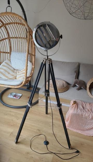 Vloerlamp Tripod Surveyor 1 Driepootlamp beschikbaar voor biedingen