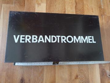 Oude metalen verbanddoos beschikbaar voor biedingen