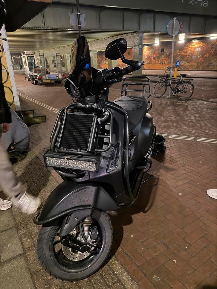 Vespa sprint 300cc Akra (brom), Fietsen en Brommers, Scooters | Yamaha, Zo goed als nieuw, Overige modellen, Maximaal 45 km/u