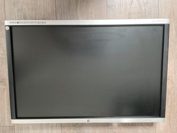 Twee HP LA2505wg 24inch monitors met standaard beschikbaar voor biedingen