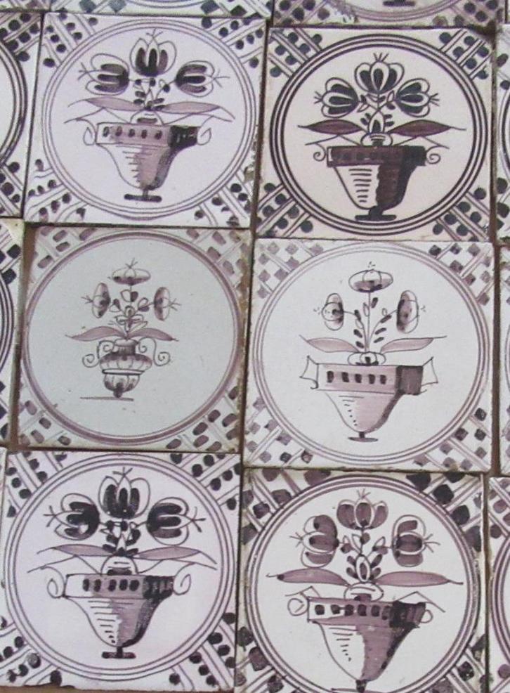 45 st. antieke bloempot in cirkel tegels wandtegel mangaan, Antiek en Kunst, Antiek | Wandborden en Tegels, Ophalen