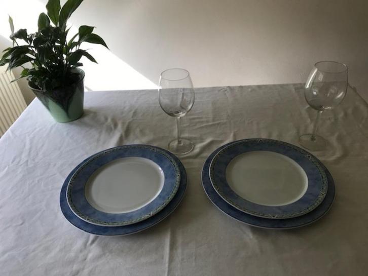 keukenservies// couvert plus 2 kristal wijnglazen, Huis en Inrichting, Keuken | Servies, Nieuw, Bord(en), Overige stijlen, Ophalen of Verzenden