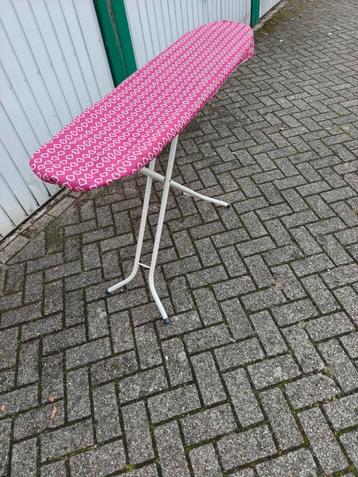 opvouwbare strijkplank. beschikbaar voor biedingen